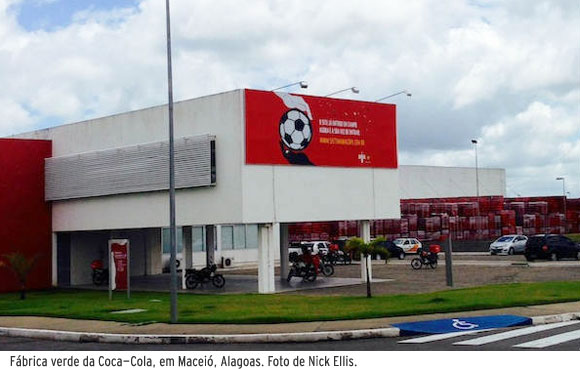 Fábrica verde da Coca-Cola, em Maceió, Alagoas. Foto de Nick Ellis.